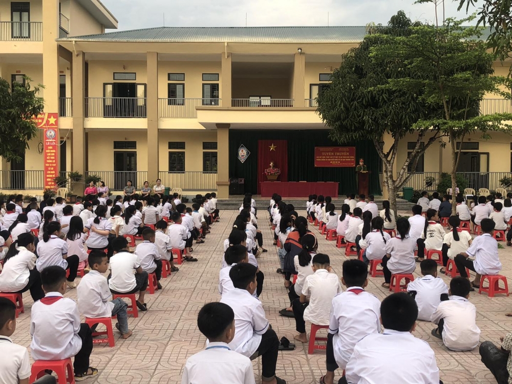 Tuyên truyền pháp luật và ký cam kết về ATGT và phòng chống đuối nước ở trẻ em