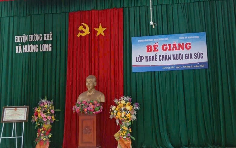 BẾ GIẢNG LỚP NGHỀ CHĂN NUÔI GIA SÚC CHO LAO ĐỘNG NÔNG THÔN TẠI XÃ HƯƠNG LONG