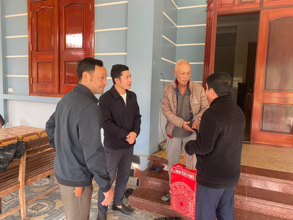 CHÚC TẾT, TẶNG QUÀ NGƯỜI CÓ CÔNG VỚI CÁCH MẠNG, GIA ĐÌNH CHÍNH SÁCH, ĐẢNG VIÊN CAO TUỔI ĐẢNG TRÊN ĐỊA BÀN TOÀN XÃ