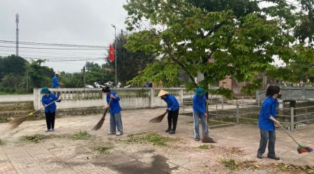 Dọn dẹp, vệ sinh tại Đài tưởng niệm Liệt sỹ xã nhân kỷ...